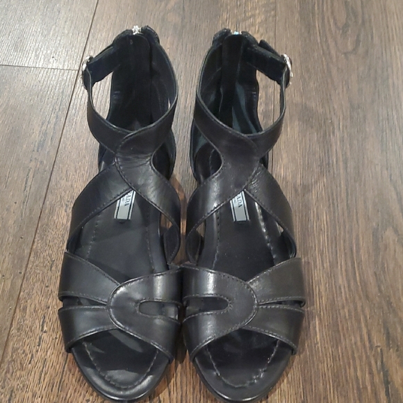 Authentic PRADA Black Leather Womens Gladiator Flats Sandals Sz 7 - Picture 1 of 8